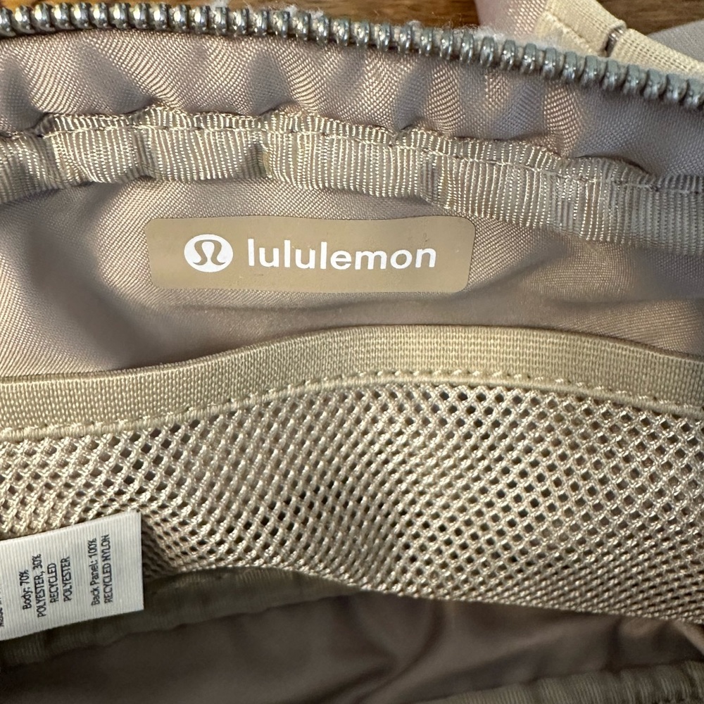 NWT Lululemon Everywhere Belt Bag Fleece 1L Ivory/Trench - Picture 9 of 11